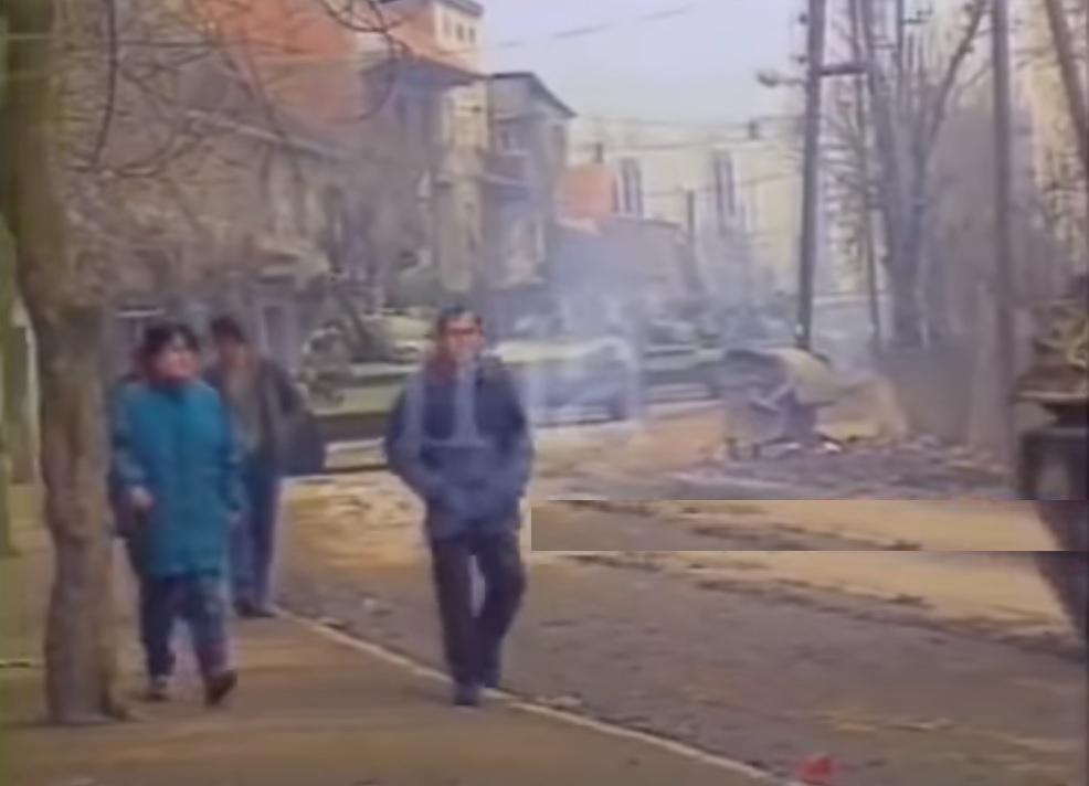  Viti 1990. Llapjanët të rrethuar nga tanket serbe, varrosin shqiptarët e vrarë nga policia serbe (VIDEO)