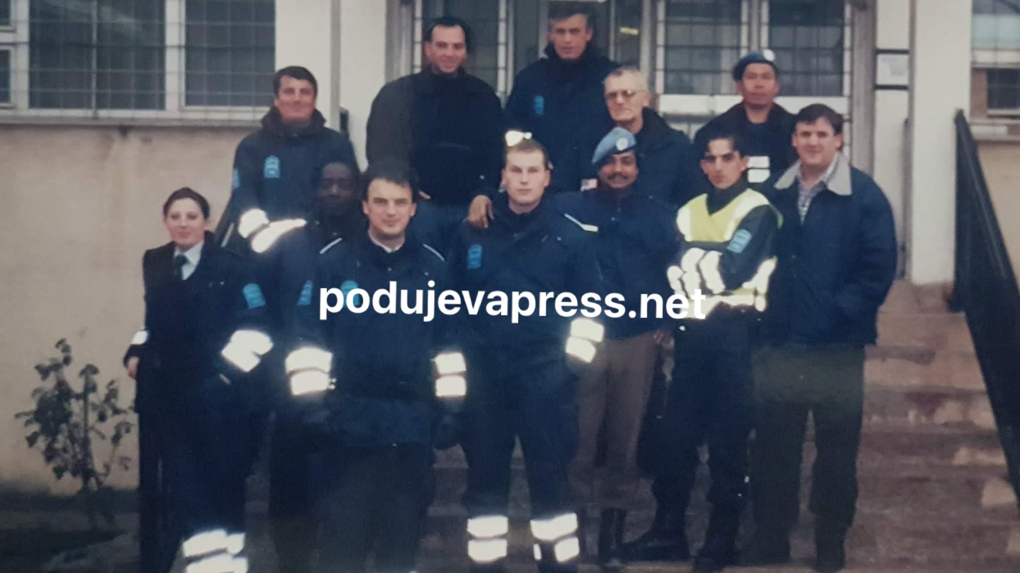  Ish-Polici i UNMIK-ut nga Bangladeshi publikon foto me kolegët e tij të SHPK-së gjatë vitit 2000-2002 në Podujevë |PAMJE