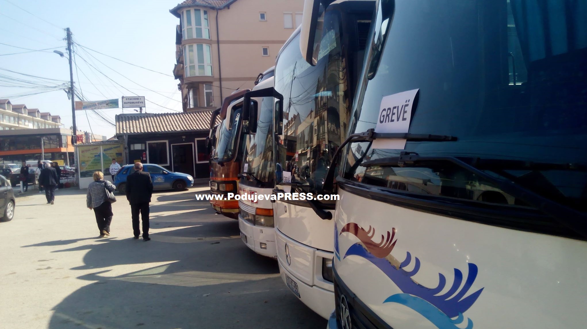  Autobusët Podujevë-Prishtinë në grevë, udhëtarët në mëshirën e taksive ilegalë |PAMJE