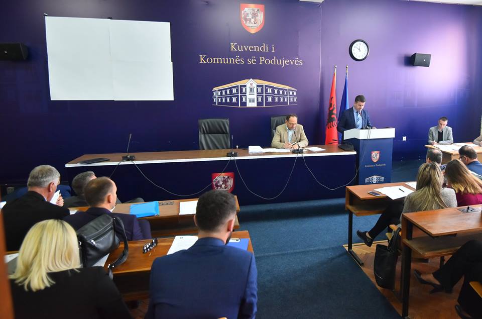  Opozita e Podujevës bojkoton seancën shkaku i injorimit të Kuvendit nga Agim Veliu