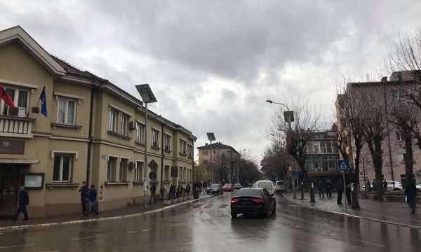  Shtylla elektrike po ua rrezikon jetën nxënësve e kalimtarëve në këtë fshat të Podujevës |PAMJE