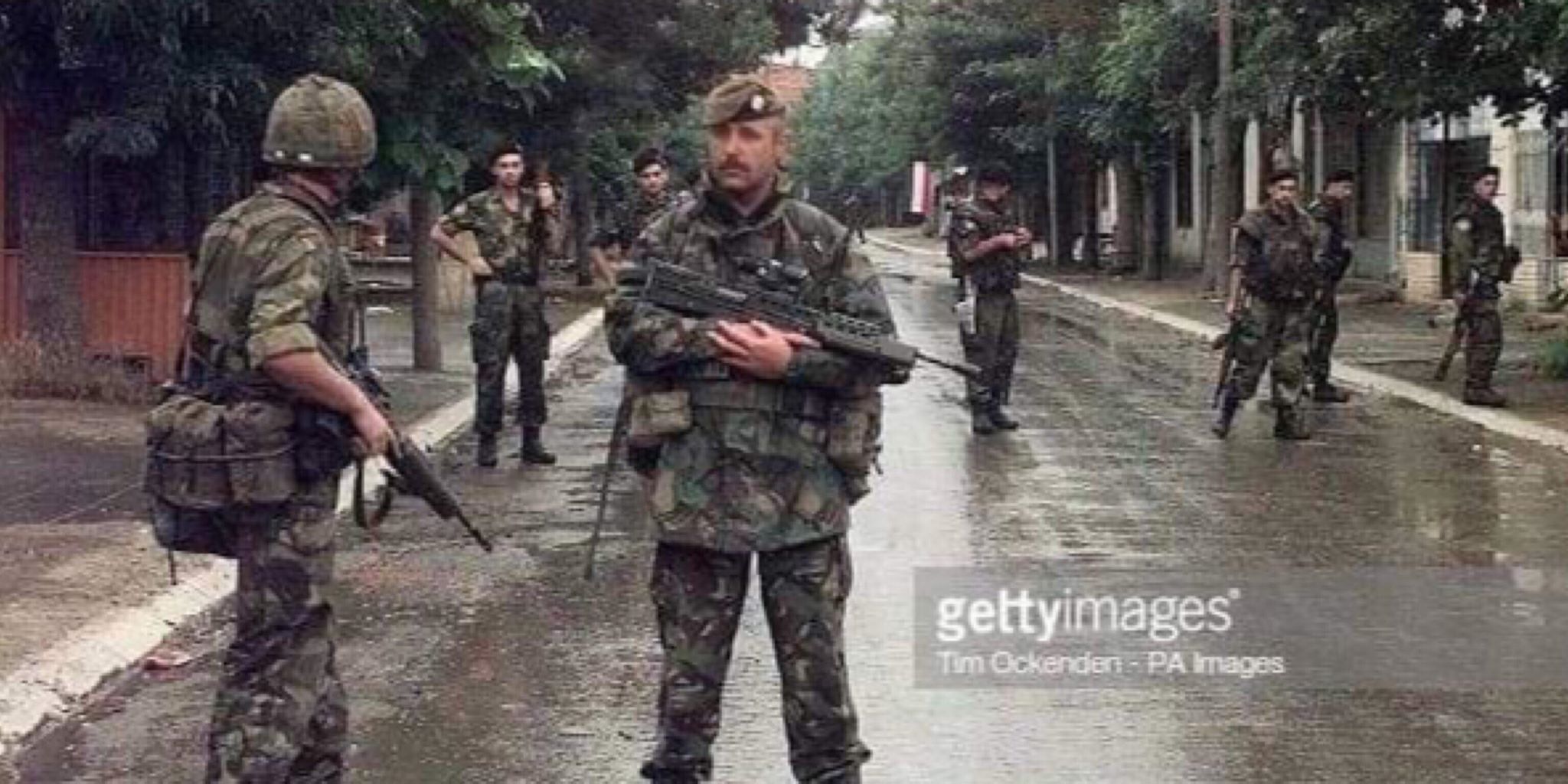  Ja si i kërkon ushtaraku Irlandez i KFOR-it oficerit të ushtrisë serbe të largohen nga Podujeva |PAMJE