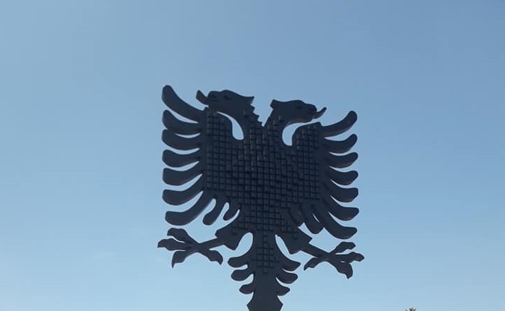  Serbëve nuk u pëlqen vendosja e “Shqiponjës” në rrethrrotullim në Podujevë
