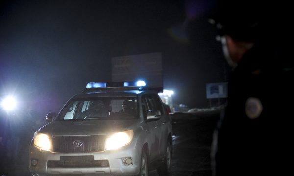  Podujevë: Shoqërohen 5 persona në stacionin policor, u sekuestrohen armë e municione
