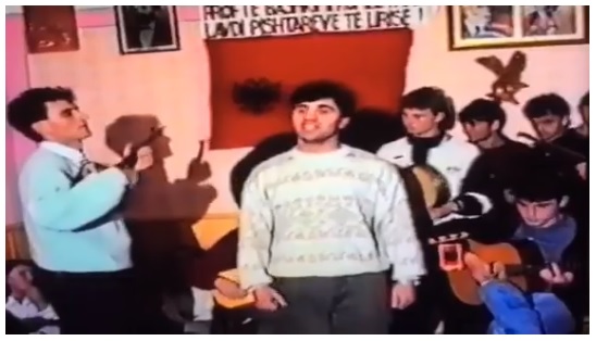  Video e rrallë: Afrim Muqiqi para 25 viteve duke kënduar këngë patriotike nën shoqërimin e grupit Ali Ajeti