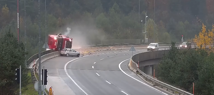  Video: Kamioni bie nga ura e autostradës pasi goditet nga një veturë