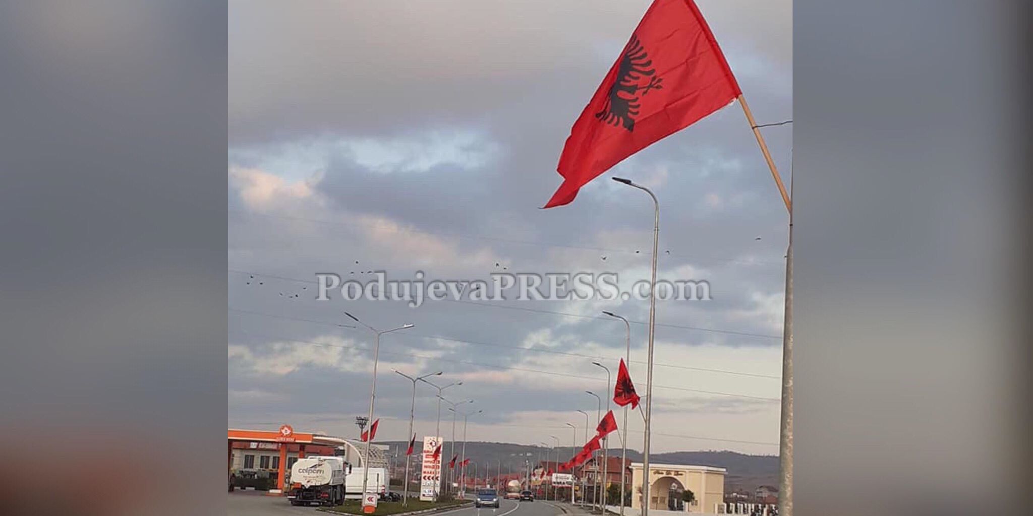  Magjistralja Podujevë-Merdarë zbukurohet me flamuj kuqezi (FOTO)