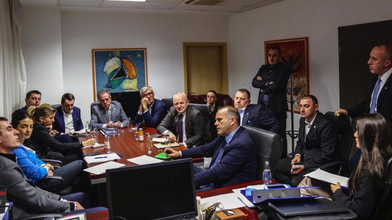  41 këshilltarët e Haradinajt harxhuan mbi 966 mijë euro vetëm në mëditje, udhëtim, darka e birra