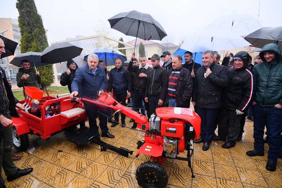  PODUJEVË: Komuna shpërndau 100 motokultivatorë për fermerë | PAMJE