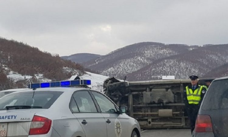  Aksident i rëndë, rrokulliset automjeti në afërsi të liqenit