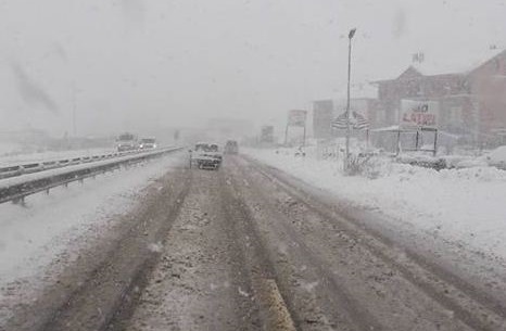  Reshjet e borës vështirësojnë qarkullimin në magjistralen Podujevë-Prishtinë