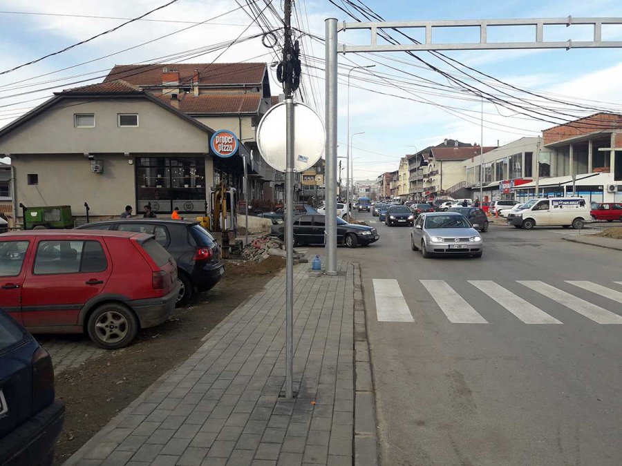  PODUJEVË: Shtyllat elektrike vendosen në mes të trotuarit