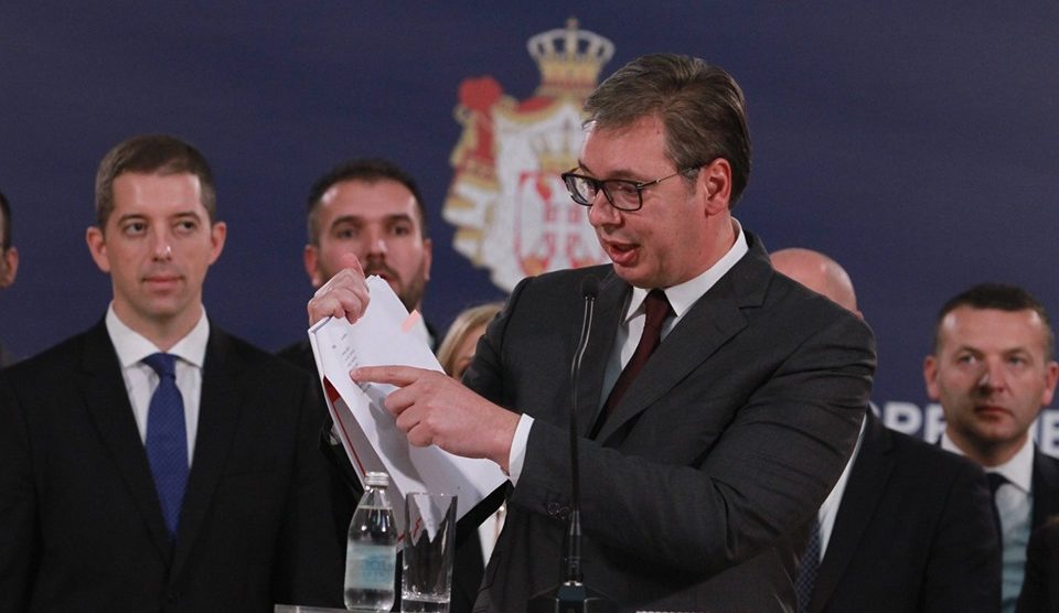  Vuçiq u tregon serbëve se tabelat RKS lëshohen nga 1 shtatori “Ka afat dy muaj, të shohim”