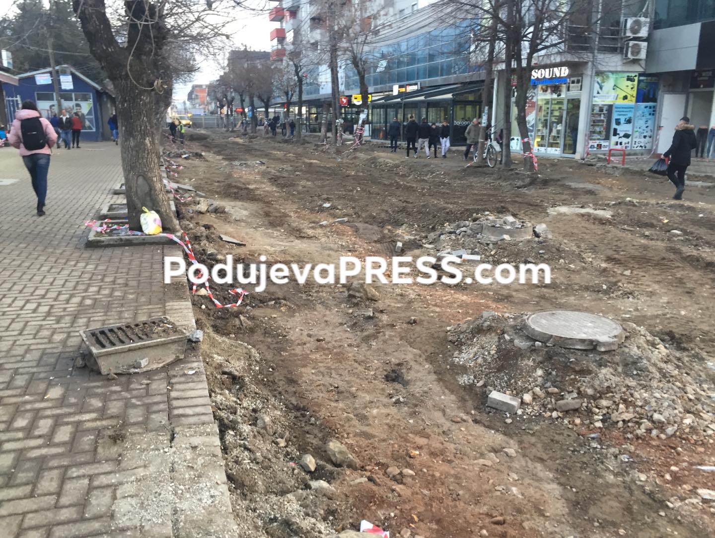  Qytetarët me qëndrime të ndryshme se çfarë të bëhet me drunjtë në qendër të Podujevës