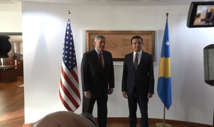  Kurti për herë të parë foto në zyrë me një ambasador amerikan, tani aty e ka flamurin e Kosovës