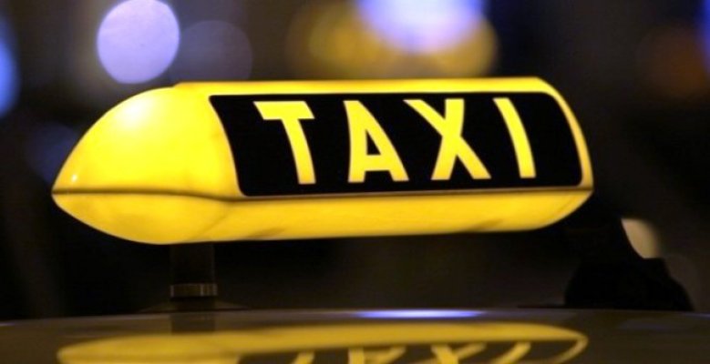 Tmerrohet taksisti, një person i hyn në veturë dhe tenton të vetëvritet me kallashnikov