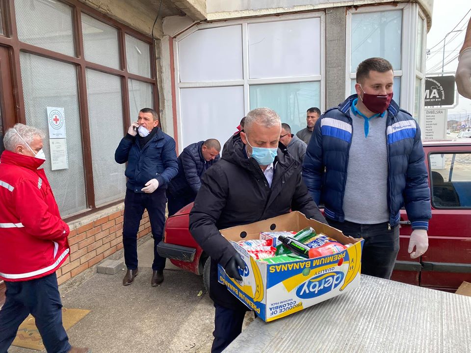  Humanisti Halil Kastrati shpërndan ndihma për 100 familje në Podujevë |PAMJE