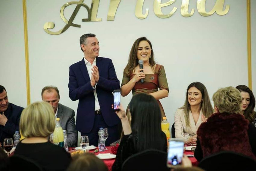  Veseli me bashkëshorten takojnë qindra gra në Podujevë në mbështetje të Naim Fetahut për kryetar