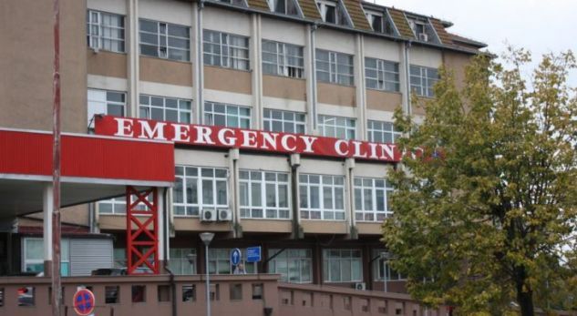  62-vjeçari nga Podujeva që vdiq në veturë në oborrin e QKUK-së ishte dërguar sot për kontroll, kishte probleme shëndetësore