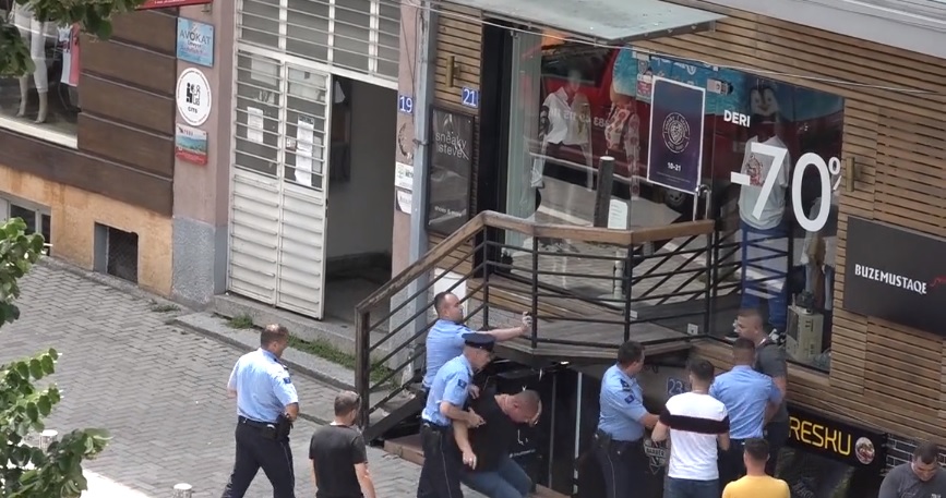  Përleshje me thika në qendër të Prishtinës, intervenon Policia | VIDEO