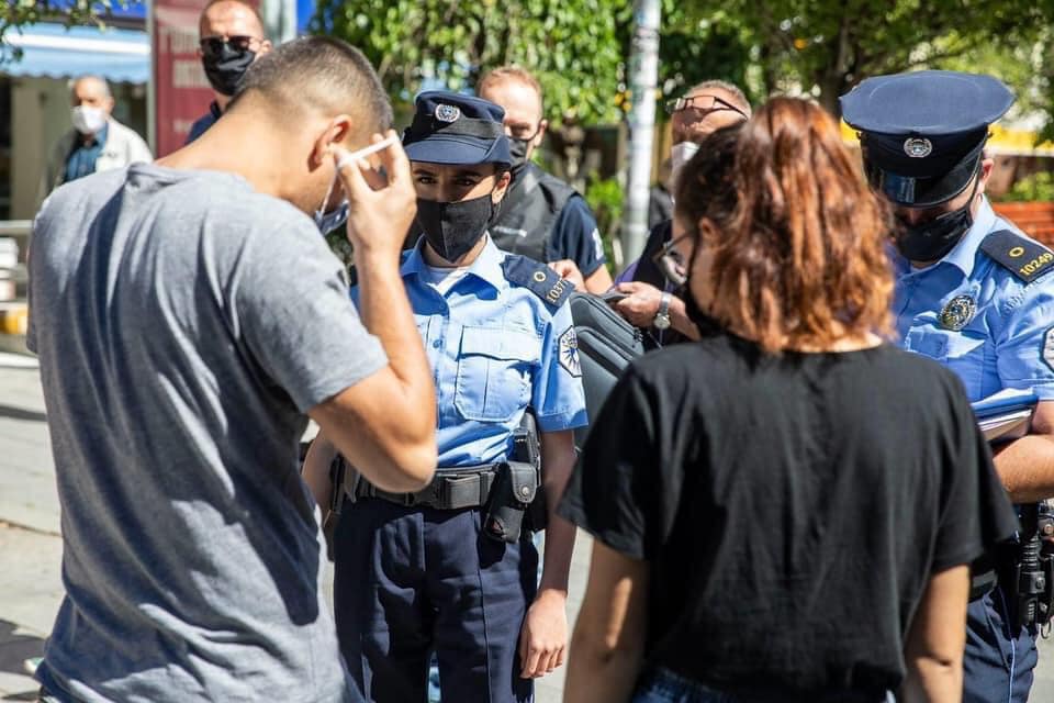  Policia e Kosovës tregon dhëmbët: Arreston ata që janë pa maska |PAMJE