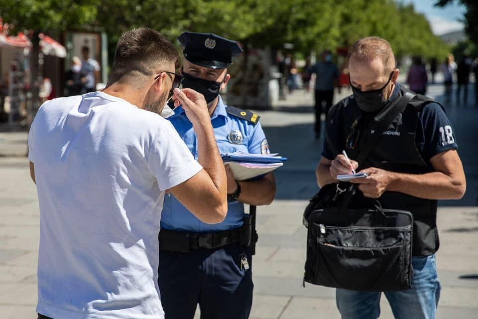  Hyn në fuqi ligji: 35 euro dënimi për maskë, dalja në orën policore 200 euro