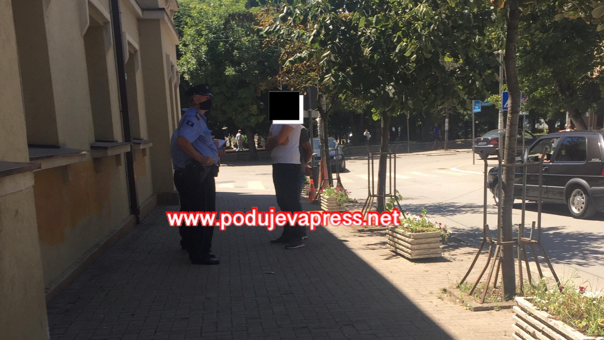  KUJDES! Policia në Podujevë në aksion për qytetarët që nuk bartin maska |FOTO