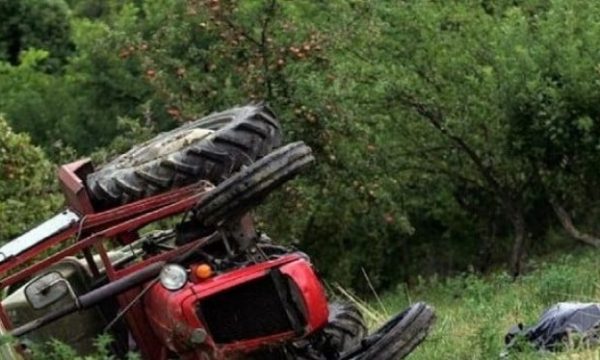  Vdes 56-vjeçari në Podujevë pas rrokullisjes me traktor