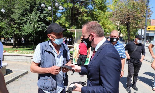  Armend Zemaj shpërndan maska në Podujevë |PAMJE