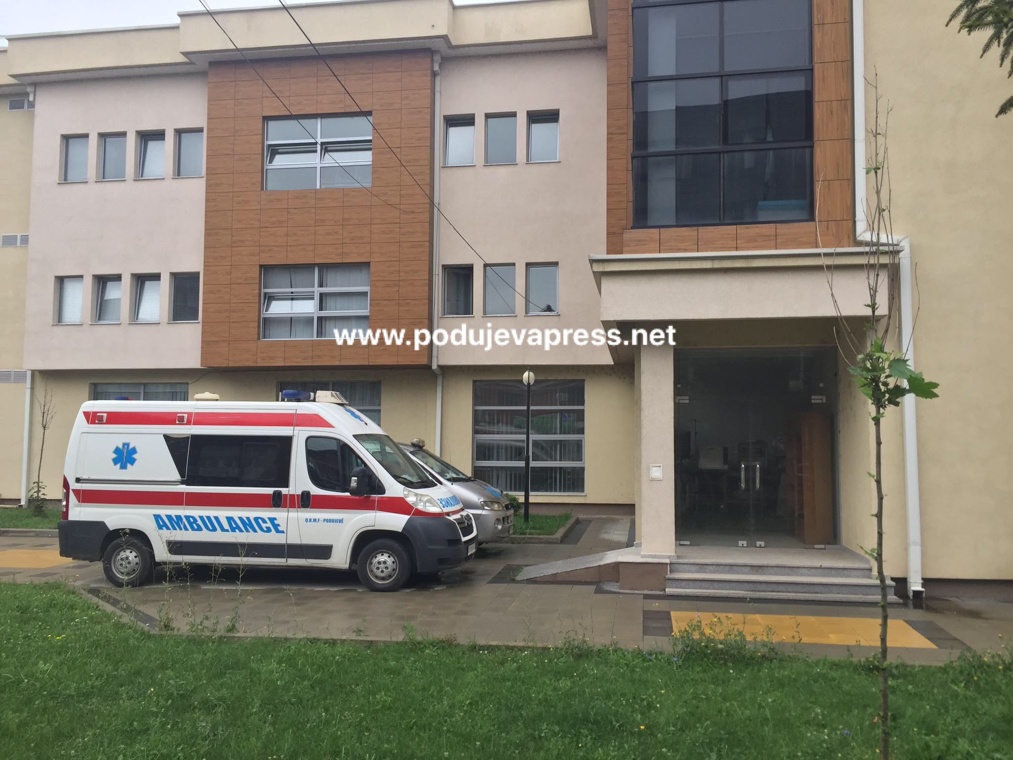  Dera e spitalit ku bëhen testet për Covid-19 në Podujevë mbyllet me fshesë |PAMJE