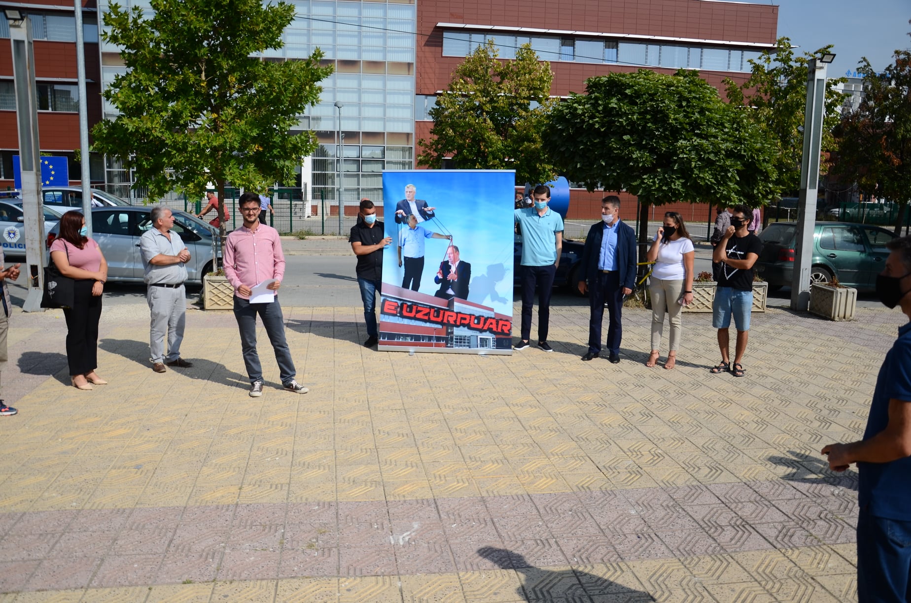  Vetëvendosje organizon një aksion simbolik para Komunës së Podujevës |PAMJE