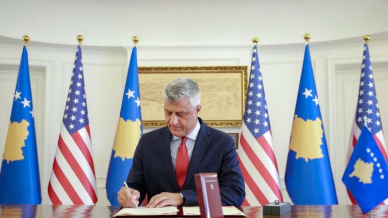  Presidenti Thaçi dekoron Trumpin, e fton ta vizitojë Kosovën