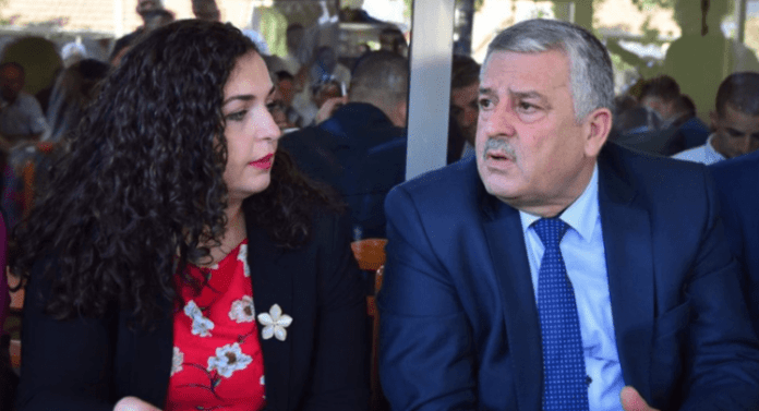  Para një viti kishte “lot” kurse sot akuza mes tyre, Agim Veliu e Vjosa Osmani në Podujevë |VIDEO
