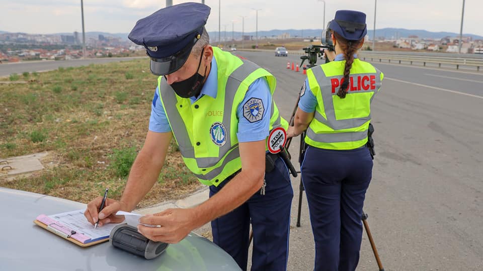  Magjistralja Prishtinë-Podujevë: Tejkaloi në vijë të plotë: Policia i shqipton gjobë 150 euro shoferit