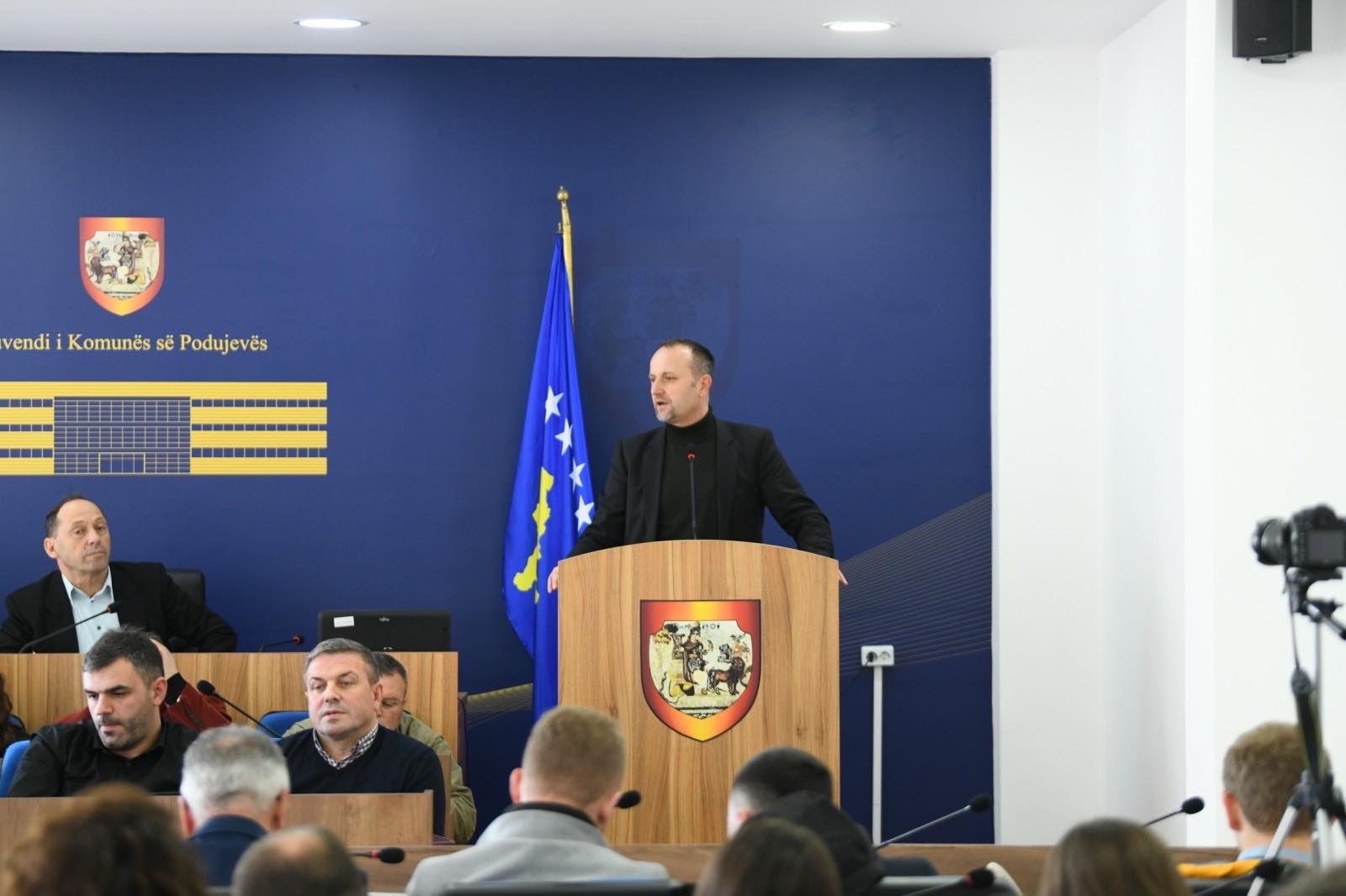  Llapashtica: Ekzekutivi komunal në Podujevë i ka blerë një palë dorëza 14 euro dhe një palë rroba “të llastikut” 28 euro