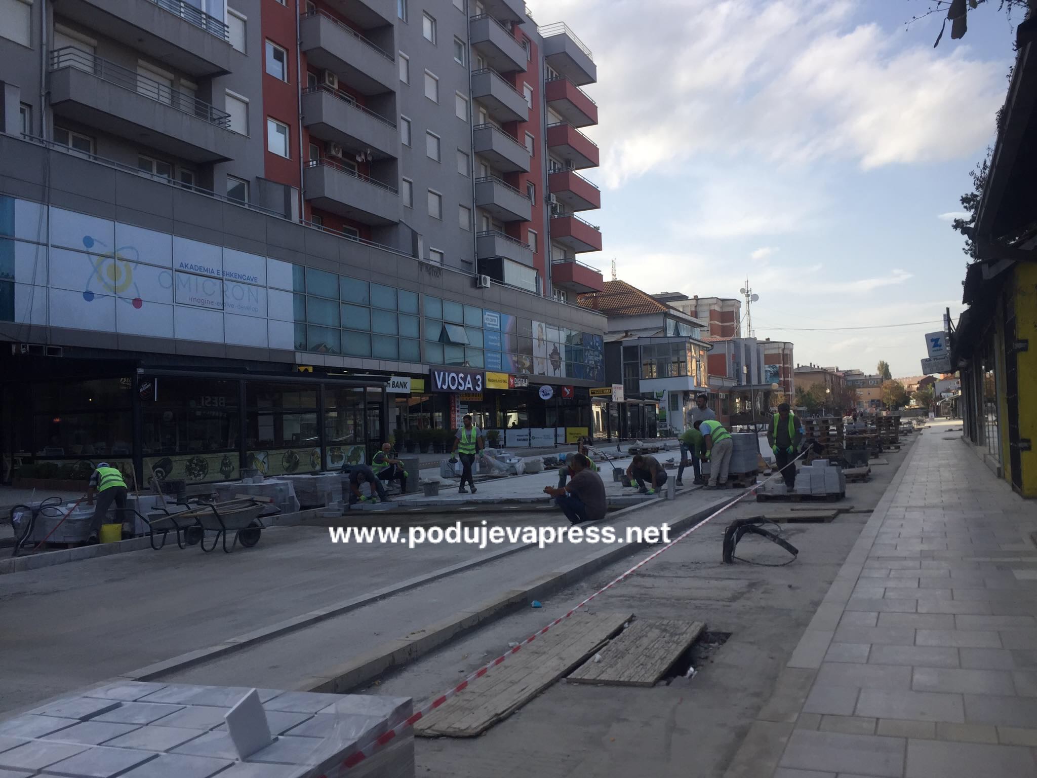  E diele por shtrimi i pllakave në sheshin e Dëshmorëve në Podujevë po vazhdon | PAMJE