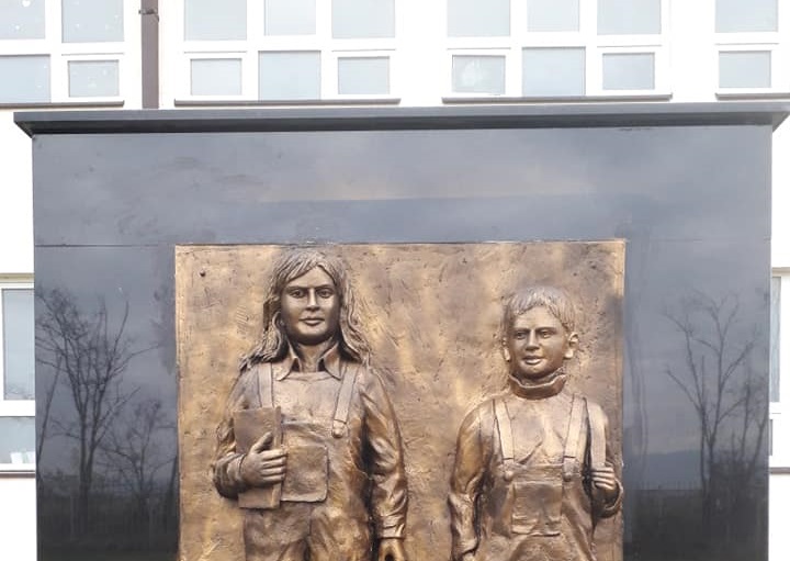  Vendoset në fshatin Shtedim të Podujevës monumenti kushtuar dy nxënësve vëlla e motër të vrarë nga forcat serbe në vitin 1999