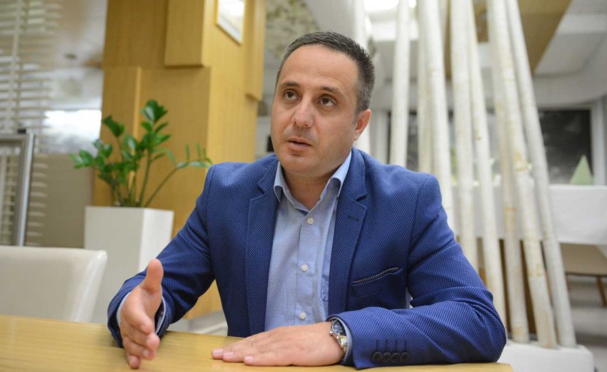  Selmanaj “fajëson” AAK e Nisma: Partnerët tanë votuan për Vetëvendosjen në Podujevë