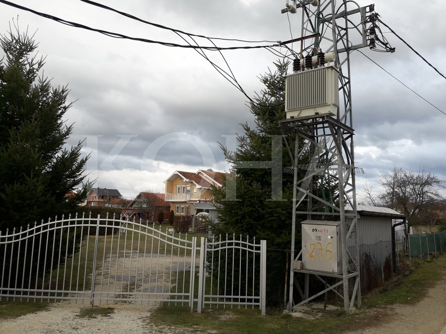  Banorët në një fshat të Podujevës ndihen të rrezikuar nga trafoja elektrike në hyrje të oborrit