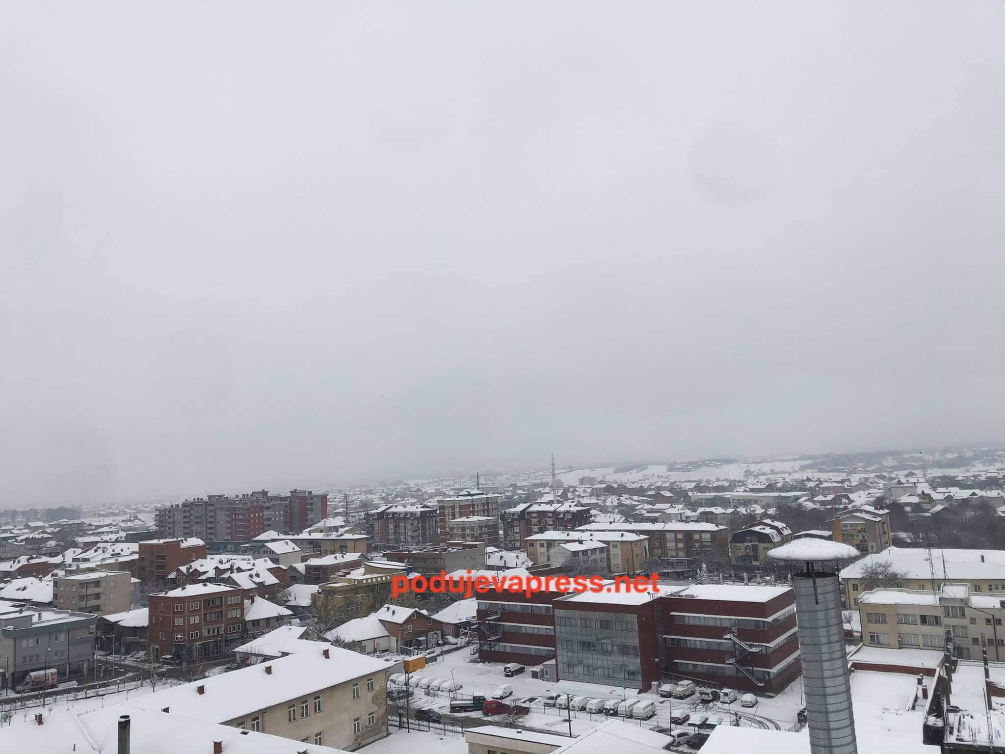  Ja si duket sot qyteti i Podujevës, i mbuluar nga bora |FOTO