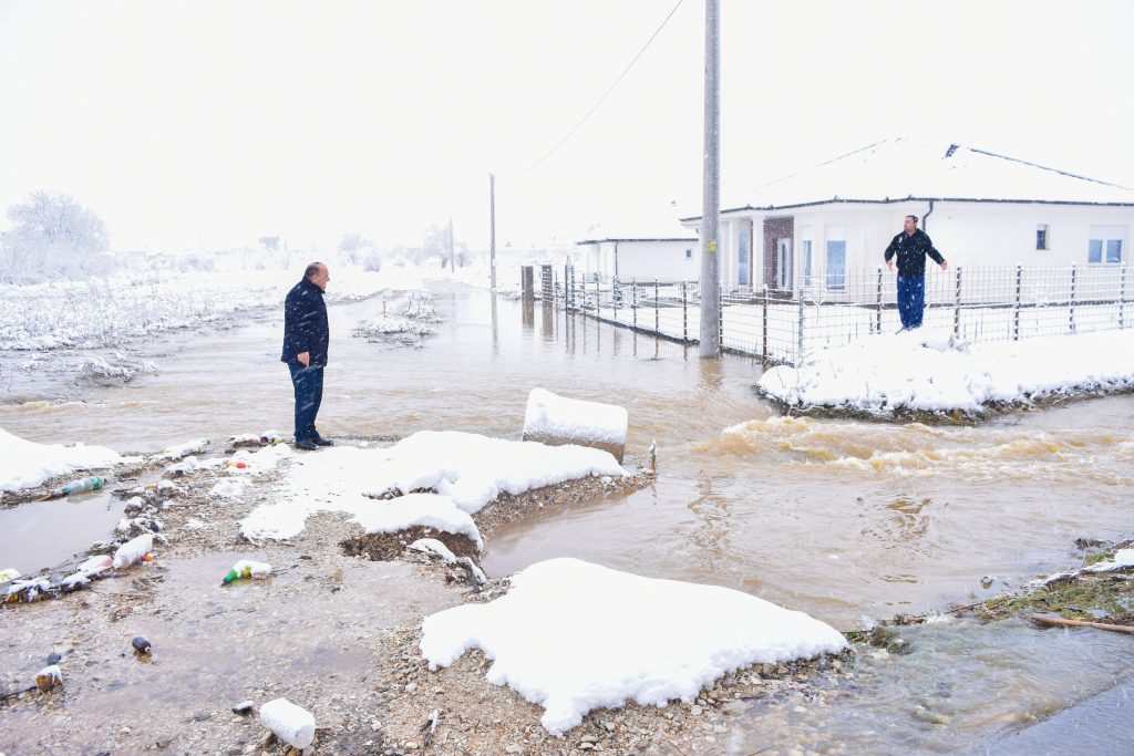  Bulliqi vizitoi lagjet e prekura nga vërshimet në Podujevë |PAMJE