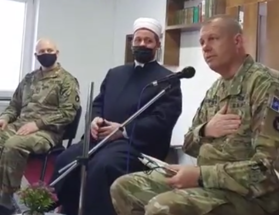  Majori amerikan nis ligjëratën në xhaminë e Prishtinës me “Selam Alejkum”, fjalimi i tij është madhështor