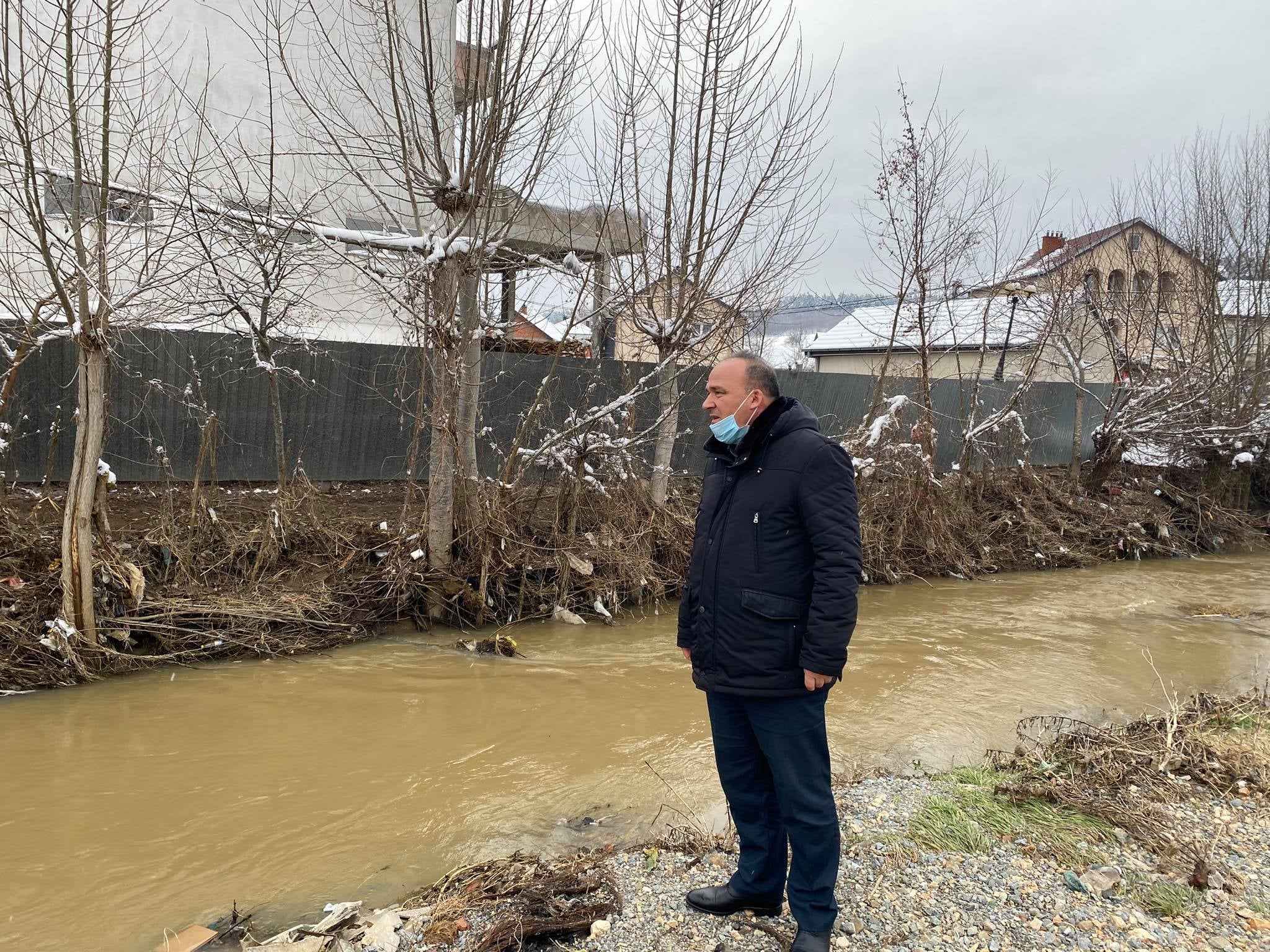  Bulliqi del në teren për të parë fshatrat Dumosh dhe Bellopojë, të përfshira nga vërshimet