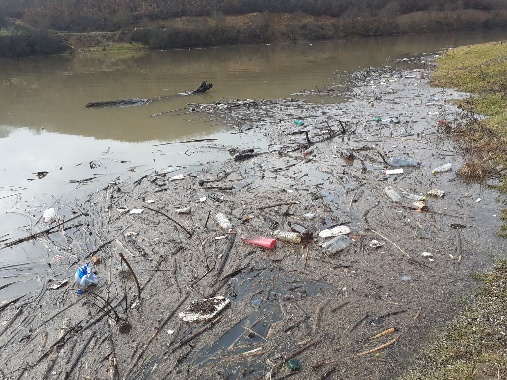  Liqeni i Batllavës i ndotur nga mbeturinat |PAMJE
