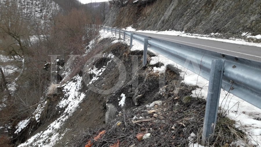  Shembja e dheut rrezikon edhe prishjen e një rruge të ndërtuar 5 vite më parë nga Ministria e Infrastrukturës në Podujevë