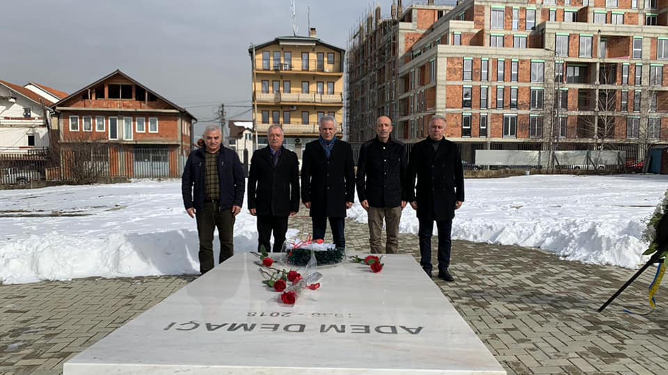  Bëhen nderime te varri i Adem Demaçit nga veprimtarët e çështjes kombëtare