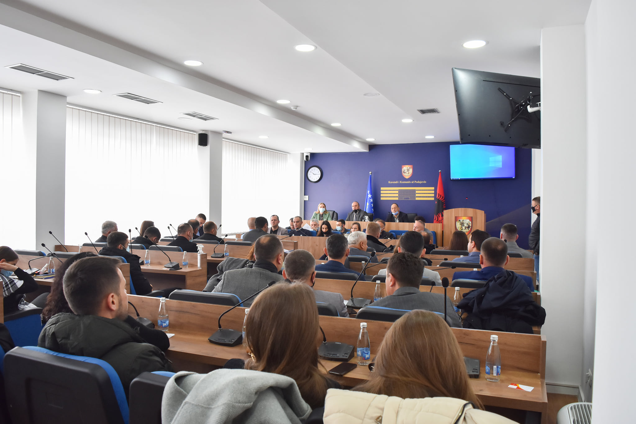  Rregullorja për orarin e punës së bizneseve përplasë opozitën e ekzekutivin në Podujevë