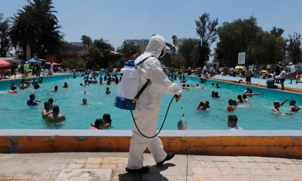  Studimi: Uji me klor i pishinës “mund të vrasë” koronavirusin në 30 sekonda