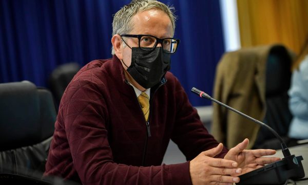  Hulumtimi i “Insajderi” : Arben Vitia nuk e nënshkruan kontratën me Pfizer dhe BioNtech, rrezikon jetën e mijëra kosovarëve