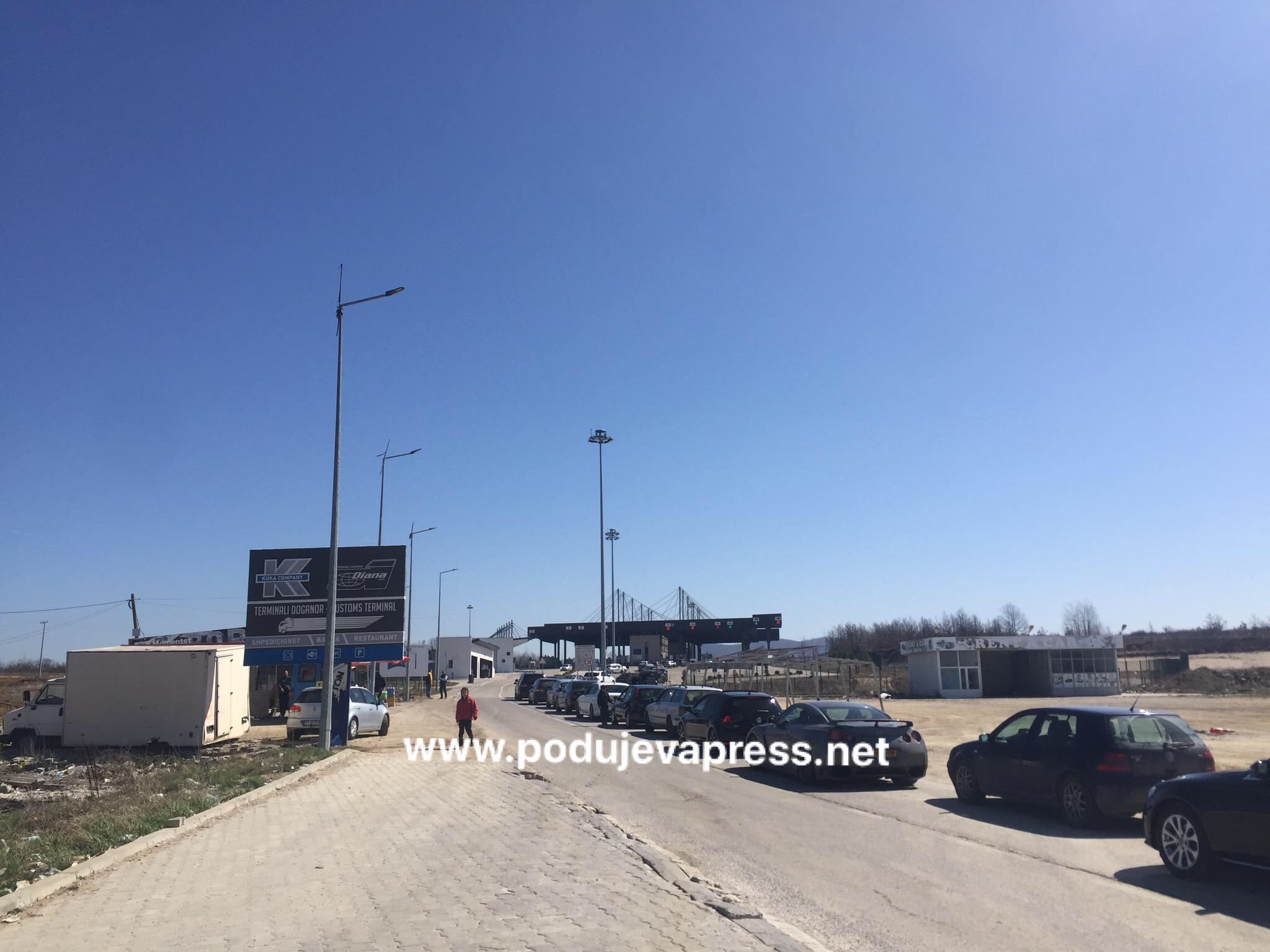  Pritje mbi tri orë për të hyrë në Serbi përmes pikës kufitare në Merdar